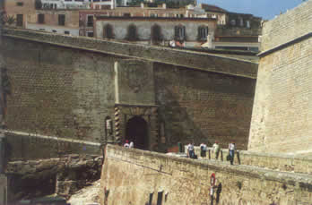 Rampa de acceso a la Puerta del Mar